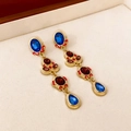 Dettaglio di orecchini vintage dorati con pietre preziose blu e rosse - 24# Perno Argento Oro Blu