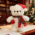 Weißer Plüschbär mit Weihnachtsmütze und rot-grün kariertem Schal als Weihnachtsgeschenk - Stil Mit Rot Karriertem Schal