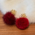 Winterliche Plüsch-Ohrringe mit goldenen Zirkonia-Verzierungen auf dunklem Holztisch - Silberner Ohrring-Stift - Rot