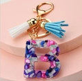 Llavero letra B de resina con piedras de colores, borla azul y anillo dorado - Letra B