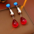 Gros plan de boucles d'oreilles vintage avec carré bleu et gouttes de résine rouge - Bleu-Argent-Rouge (Tige en Argent)