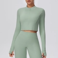 Detalle de la chaqueta de yoga verde claro con cremallera, orificios para pulgar y leggins - S / Verde Albahaca