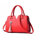 Sac à main élégant rouge à texture crocodile avec détail V doré et pompon chic - Rouge