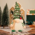Gnome de Noël lumineux avec bonnet tricoté vert et skis en bois sur un décor de fête - Style Ski / Gnome lumineux vert