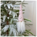 Gnomo di Natale rosa con cappello a stelle appeso a un ramo di albero innevato - Rosa