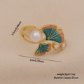 Anello foglia di ginkgo dorato con smalto verde, perla bianca e zircone su fondo beige - Stile Perla di Foglia di Ginkgo (5973897251800)
