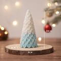 Blue and white gradient Christmas tree scented candle on a rustic wooden base - Blue Weeping Pine (Blackberry Basil) / 5x9.5cm