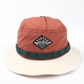 Détail d'un chapeau bob extérieur bicolore avec écusson logo et sangle décorative - M (56-58cm) / Caramel