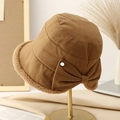 Cappello bucket marrone in finta pelle con fodera sherpa e fiocco su espositore dorato - M (56-58cm) / Cachi Scuro