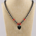 Collar de hematita con cuentas rojas y colgante de corazón negro en un busto - Cadena de cuentas redondas magnéticas + Colgante de corazón