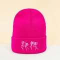 Bonnet en maille rose avec broderie de squelettes dansants et revers côtelé tendance - Rose rouge