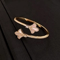 18k vergoldetes offenes Armband mit fächerförmigem Perlmutt und Pavé-Zirkon-Details - Gold