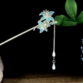 Traditionelle goldene Haarnadel mit hellblauen Blumen und Quastenanhängern - Hellblaue Blume Künstliche Perle Wassertropfen Quaste Haarstab (0319)