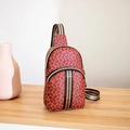 Borsa a tracolla bordeaux in pelle PU con stampa morsetto e tracolla larga a righe - Rosso