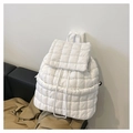 Zaino bianco trapuntato stile nuvola con coulisse e imbottitura su sfondo stile casual - Bianco