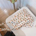 Vue détaillée du sac cabas en toile avec motif tulipe orange et longue bandoulière - Fond blanc avec petites fleurs orange