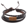 Détail d'un bracelet en cuir tressé multicouche en marron et marron foncé - Cuir Marron Fil Marron