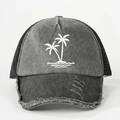 Détail du bord usé de la casquette trucker grise avec broderie de cocotiers blancs - Noir