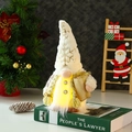 Nahaufnahme von leuchtendem Weihnachtswichtel mit weißer Paillettenmütze - Weibchen mit Geschenkbeutel (Weißer Paillettenhut mit Schneeflocken)