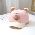 Dettaglio cappellino rosa neonato con orecchie UFO 3D e toppa con orsetto carino - 48cm (6M-2A) / Rosa