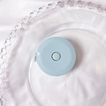 Cinta métrica retráctil azul claro en plato decorativo sobre seda blanca - Azul (Sin decoración)