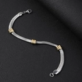 Primo piano di un bracciale a catena serpente da 6mm con tre accenti ad anello d'oro - Bracciale 21CM