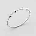 Bracciale minimalista con motivo a vite e dado con trama filettata in finitura argento - Taglia 17 / Bangle / Oro Bianco