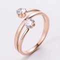 Nahaufnahme des roségoldenen Doppelring-Designs mit zwei funkelnden runden Kristallen - Größe 8 / Roségold/Glatt