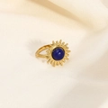 Detailaufnahme von Vintage-Sonnenblumenring mit blauem Stein auf strukturiertem Seidenstoff - Dunkelblauer Stein Sonnenblume Design (YYR023120-LA)
