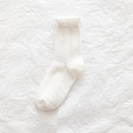 Weiße Baumwoll-Mittelstrümpfe mit eleganten Rüschenbündchen und Strickstrukturen - Weiß Zopfmuster