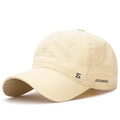 Atmungsaktive Mesh-Basecap in Hellbeige mit lasergeschnittenen Löchern und S-Logo - Verstellbar / Khaki