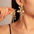 Eleganti orecchini a foglia dorata con perle e cristalli indossati da modella - 24# Perno d'argento - Oro - Bianco - Fiore