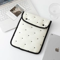 Detail der weißen gesteppten Laptoptasche mit schwarzen Punkten und Polsterung - 11" / Weiß