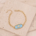 Macro detail van de vergulde Stier-sterrenbeeld armband met blauw emaille inlay - Stier
