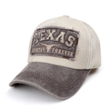 Détail macro de casquette en coton lavé vintage avec broderie Texas et bordure vieillie - Réglable / Bord Café Casquette Beige