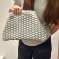 Borsa clutch a nuvola in maglia con motivi a onde bianche e nere e finitura morbida - Borsa a mano in maglia / Modello a onde bianco