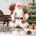 Detailansicht der Weihnachtsmann-Puppe mit Strickpullover, Holzskiern und Tannenzapfen - Schneeflocken-Hut-Stil