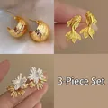 3er-Set gedrehte Metall-Creolen und goldene Blumenohrstecker im modischen Mix - 2# Gehämmertes C-Profil und Goldfisch-Blumen-Set (AL138) / Gold/Silber