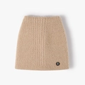Bonnet en maille beige avec oreilles de chat et badge métallique brillant lettre R - Taille unique / Chameau