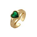 Anello regolabile in rame dorato con zircone a cuore verde e cristalli laterali - Verde