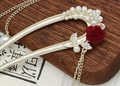 Épingle à cheveux en U avec rose en velours rouge, perles et glands dorés - Rose Rouge en Perles Empilées (92#)