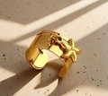 Verstelbare gouden ring van titaniumstaal met zeester hanger voor vrouwen - Verstelbaar Open / Goud Brede Band Zeester Hanger (WJZ560-1)