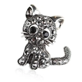 Broche chat vintage avec cristaux gris et yeux en pierres noires sur fond blanc - Argent Antique