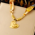 Dettaglio di un grande ciondolo a cuore dorato 3D con catena in corda di seta stampata gialla - Stile Ciondolo a Cuore Dorato Liscio (N3632)