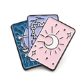 Broche en émail mignonne avec trois cartes de tarot empilées : soleil, lune et balance - Pile de Cartes de Tarot