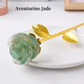 Groene aventurijn kristallen roos met gouden bladeren op een wit keramisch bord - Aventurijn - Gouden Voet