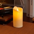 Minimalistische LED-Stumpenkerze mit warmer Flamme auf einer gewebten Matte - Elektronische Kerze Groß