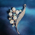Spilla fiore in oro rosa con perle bianche e foglie di strass scintillanti per donna - Spilla Orchidea