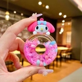 Gros plan d'un charme donut My Melody rose rempli de paillettes scintillantes et de perles - Donut en PVC Lumineux / 1 Pièce (Sans Porte-clés) / Rose Rouge