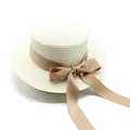 Détail d'un chapeau de paille blanc avec un élégant ruban kaki et un nœud décoratif - crème